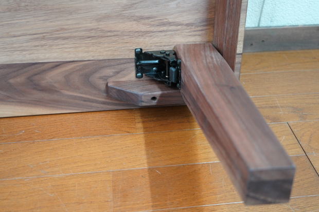 丈夫な折れ脚金具を採用しています。