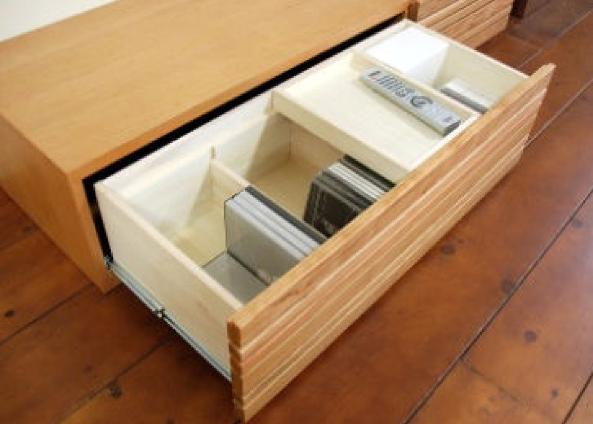 CDやDVDの収納に便利な仕切り板。リモコンや小物を置く小箱付き。