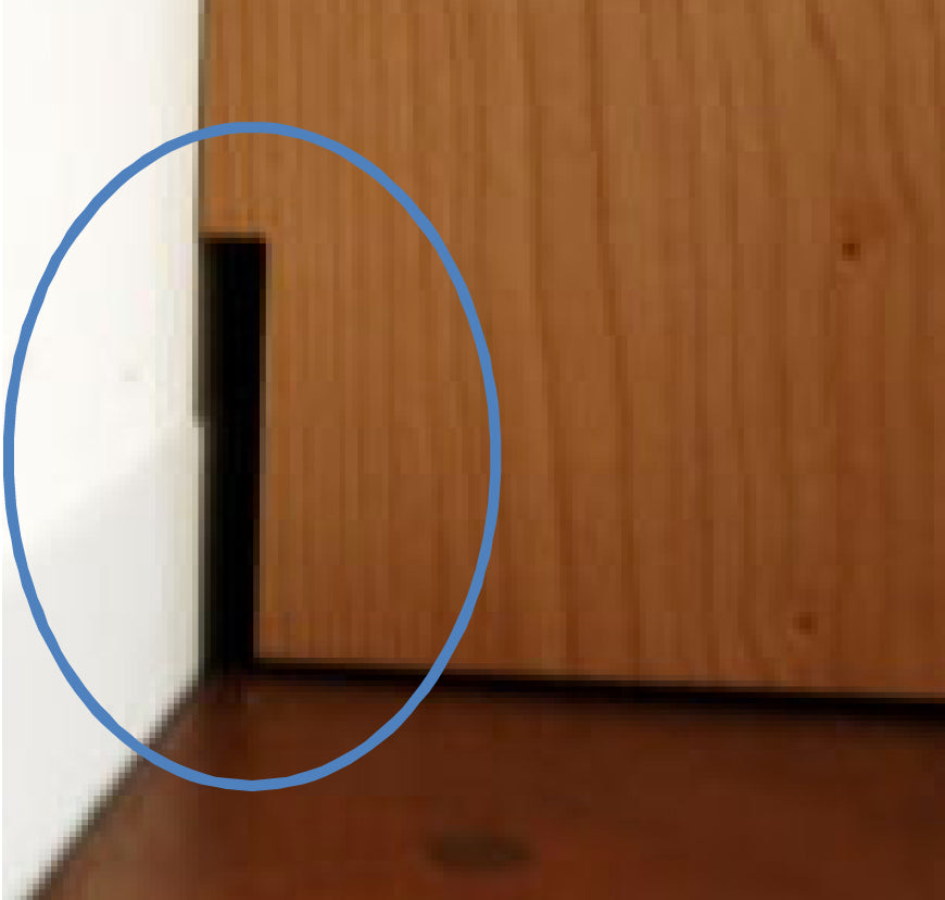 家の巾木をかわすためのサクリ加工を施しているので家具を壁にピッタリ置くことができます。また、コード通しとしても活用いただけます。サクリ寸法 D:12mm×H80mm