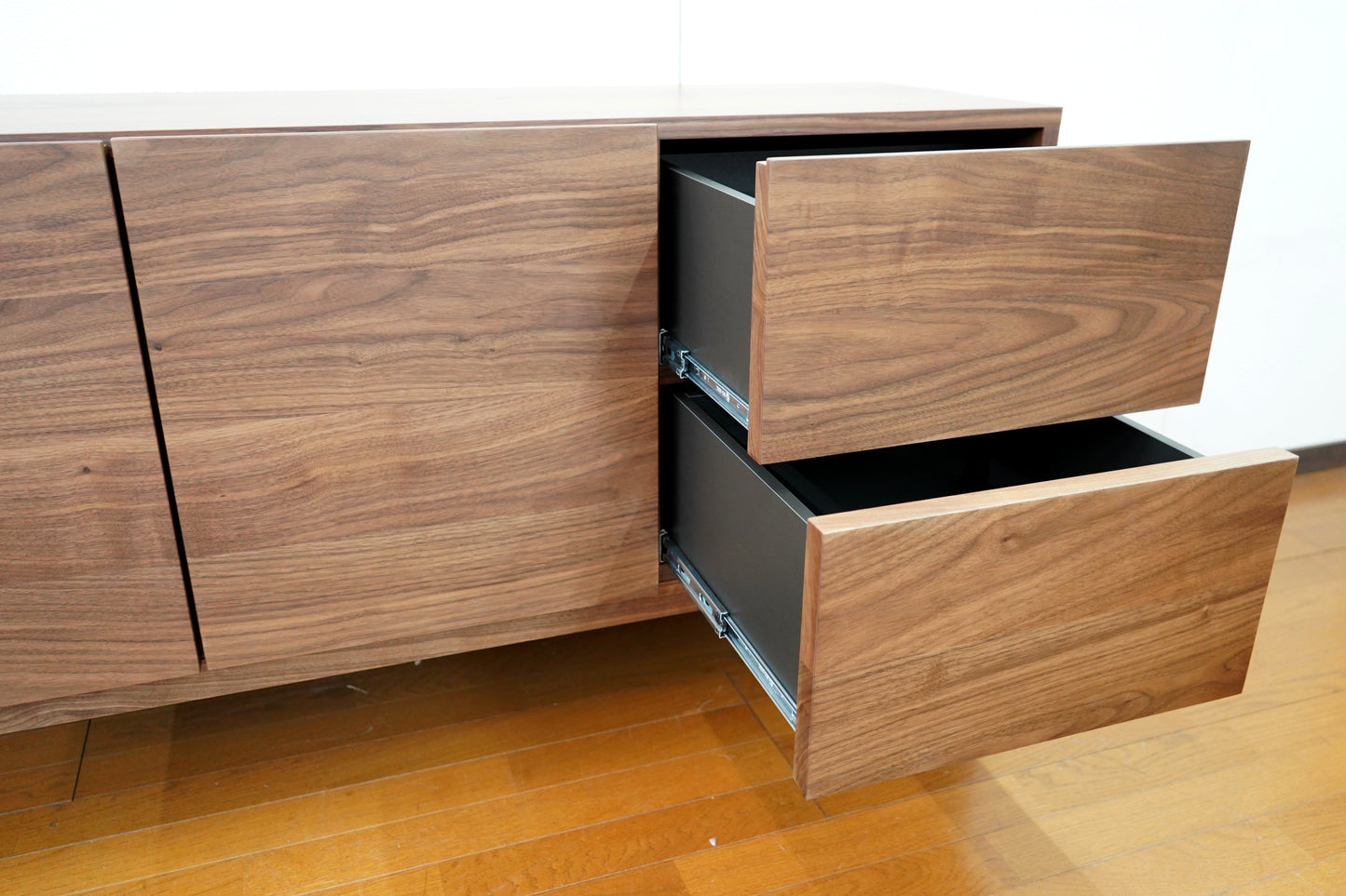 前板無垢材の引出し(フルオープンレール付)