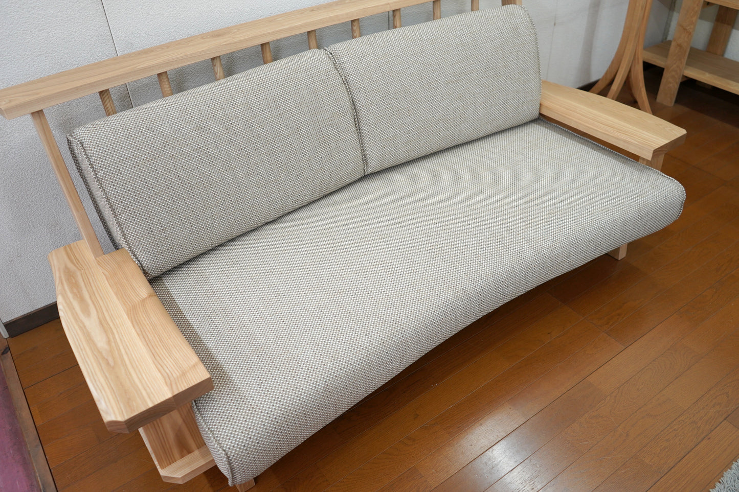 座面の前面も少しカーブをさせています。