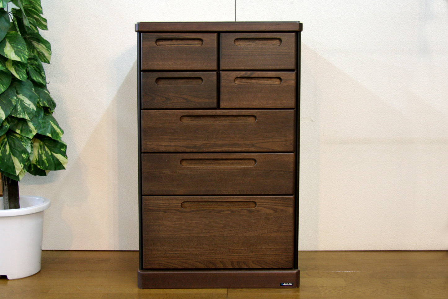 ブラウン色の落ち着いた雰囲気のインテリアチェスト。写真はアーバン55-5です。