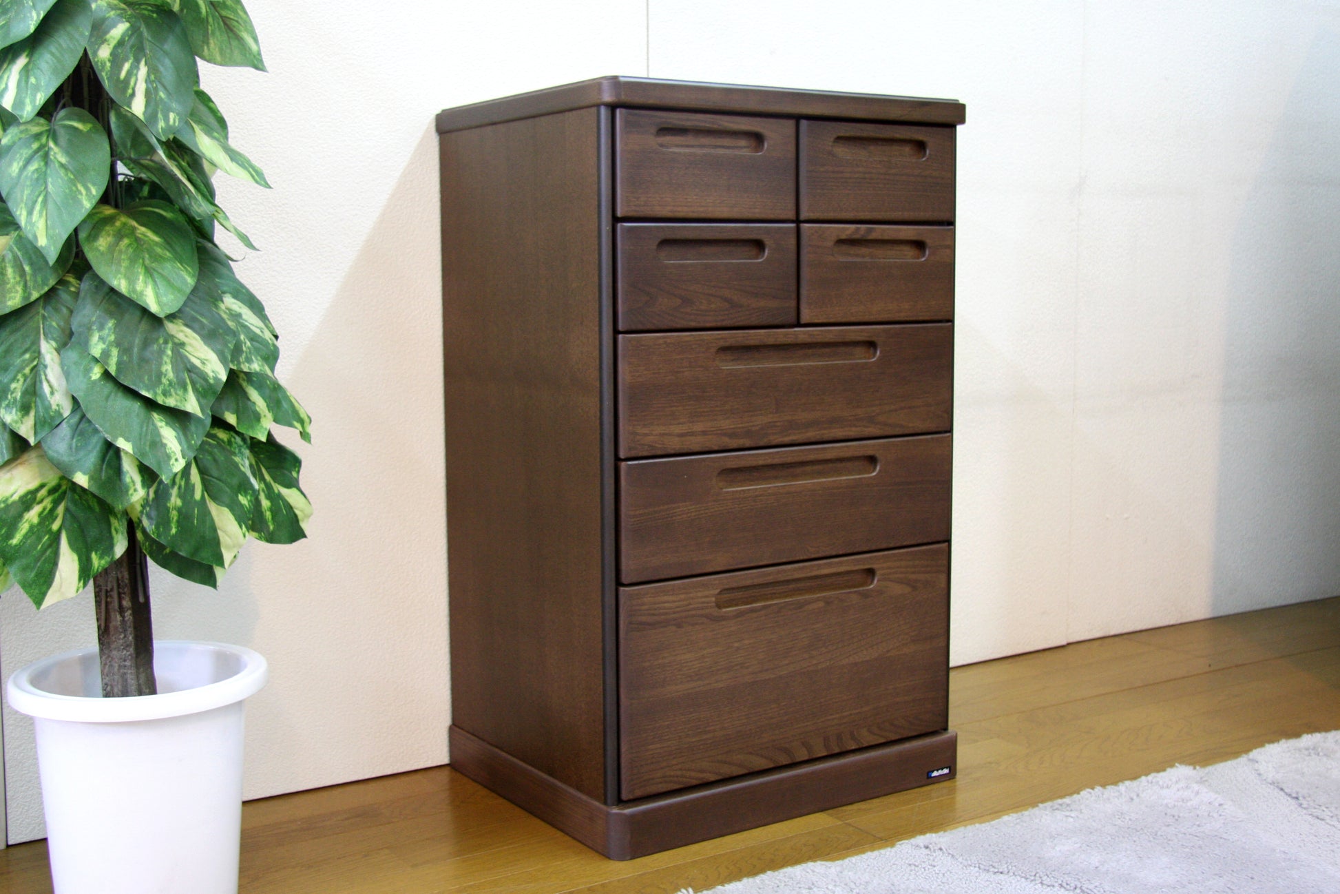 ブラウン色の落ち着いた雰囲気のインテリアチェスト。写真はアーバン55-5です。