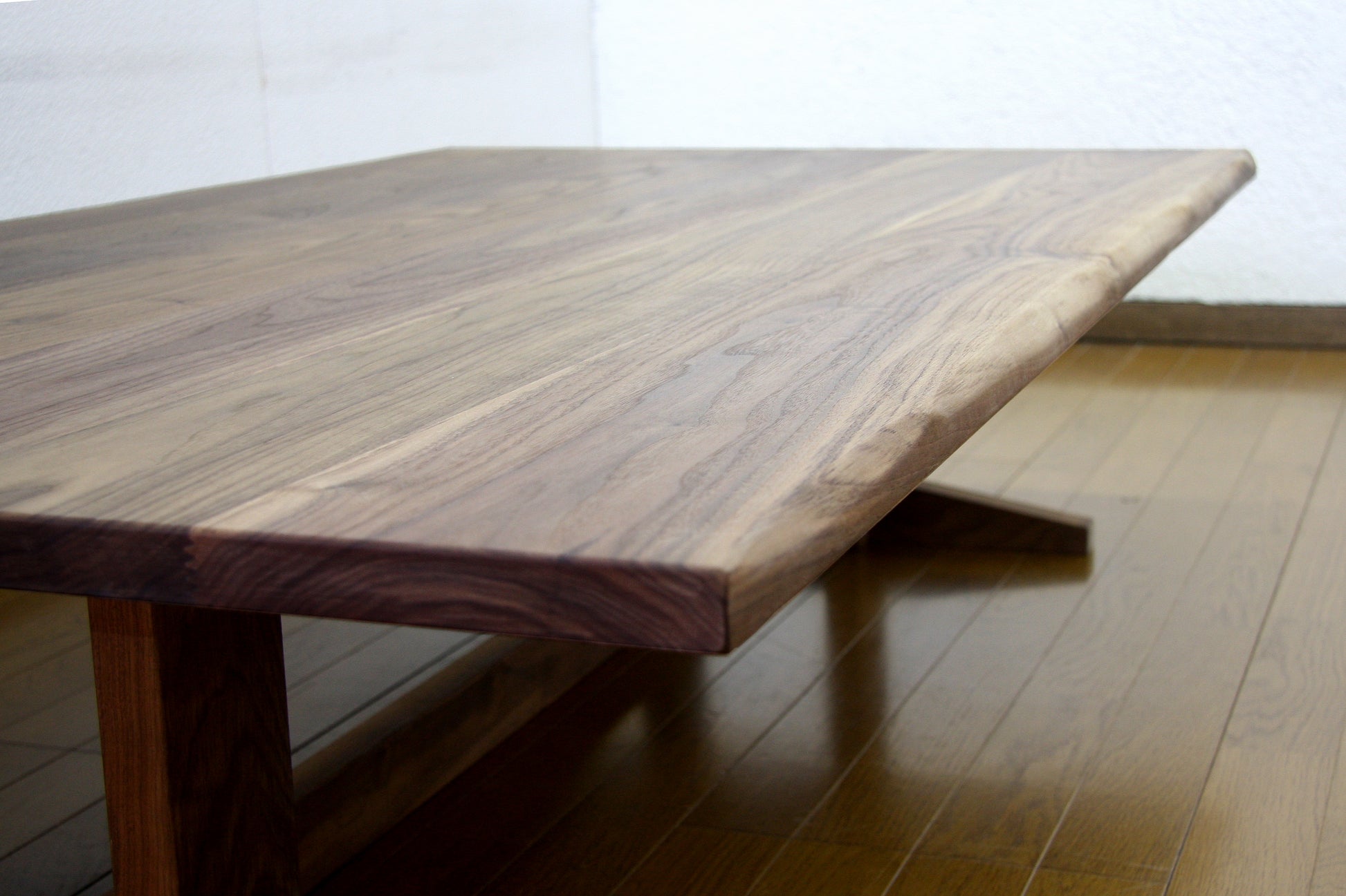 面縁は手彫り皮目風の仕上げ