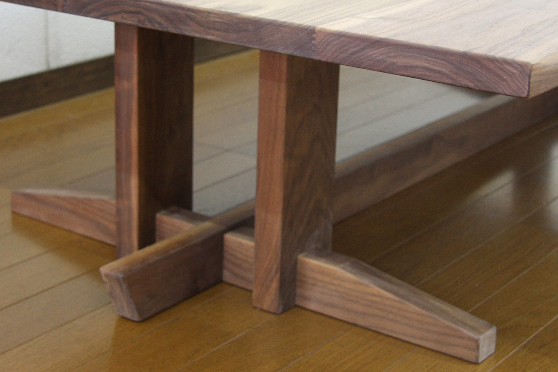 脚もすべてウォールナット無垢材を使用、おしゃれなデザインが魅力。