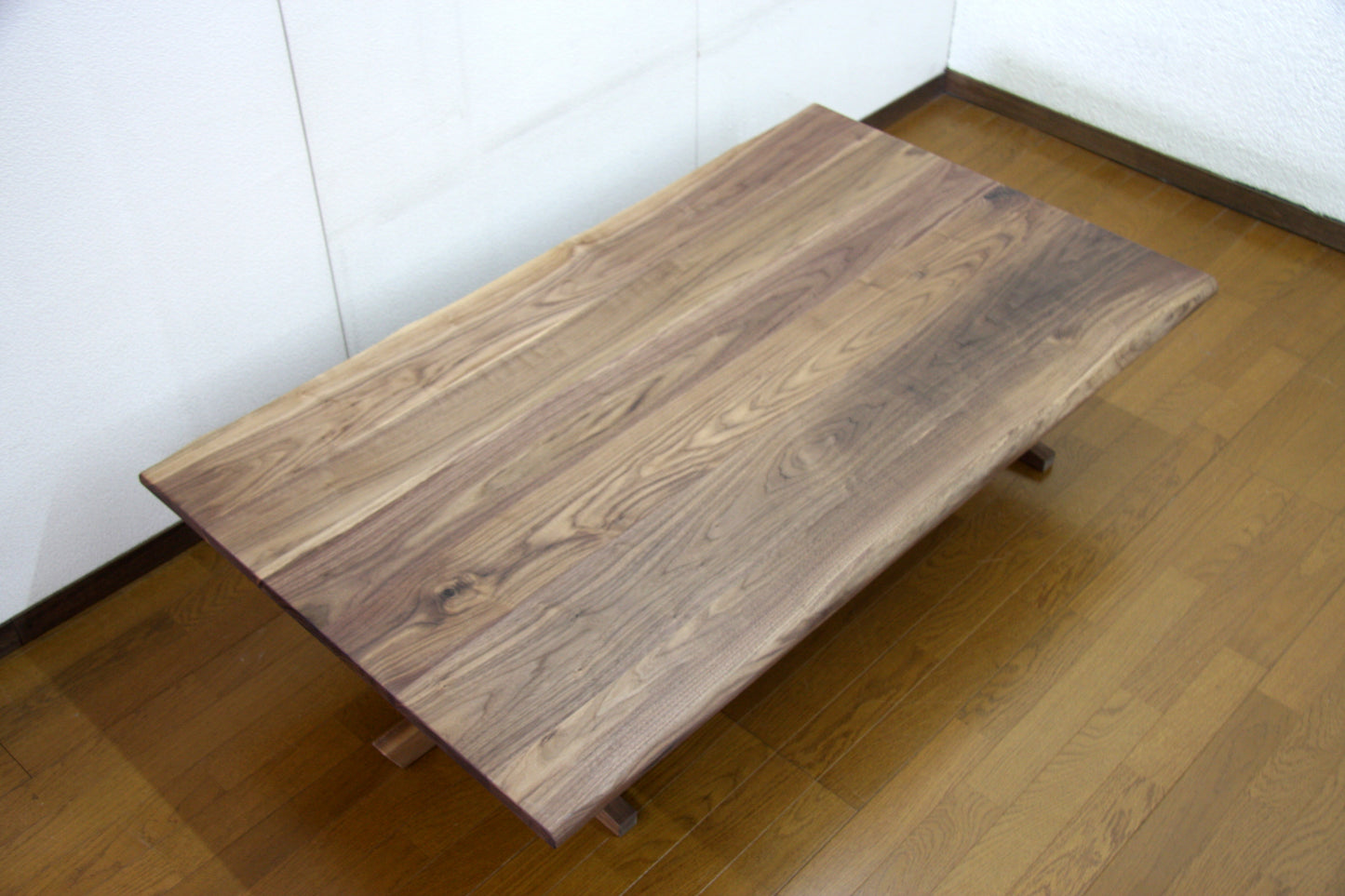 材料はすべてウォールナット無垢材(5~7枚接)を使用。 適度な節なども入り、ウォールナットの天然の木目の濃淡が楽しめます。 *木目は天然木のため多少変わります。