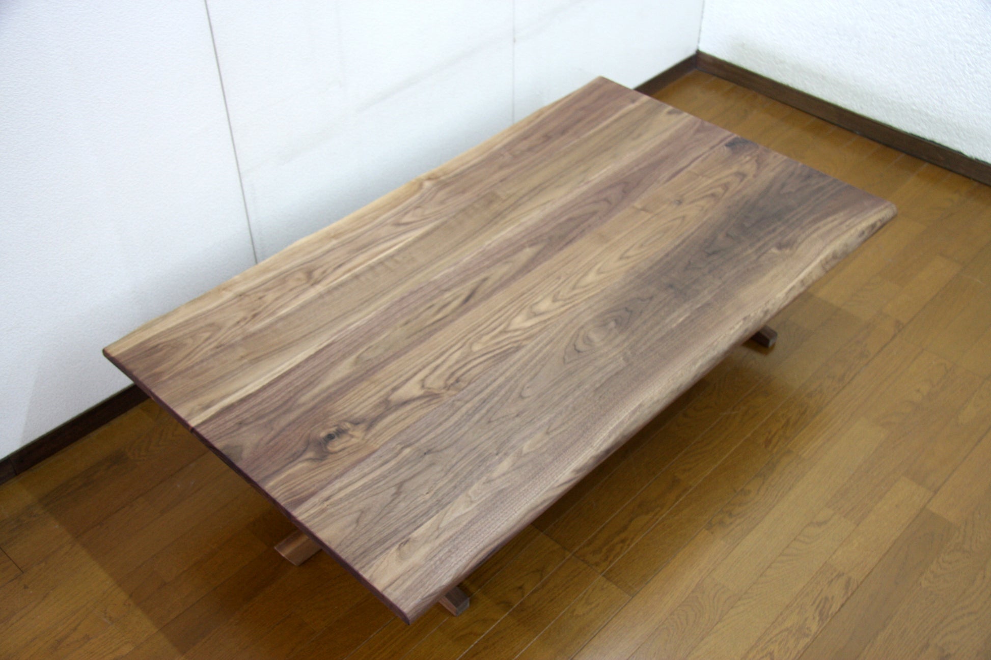 材料はすべてウォールナット無垢材(5~7枚接)を使用。 適度な節なども入り、ウォールナットの天然の木目の濃淡が楽しめます。 *木目は天然木のため多少変わります。