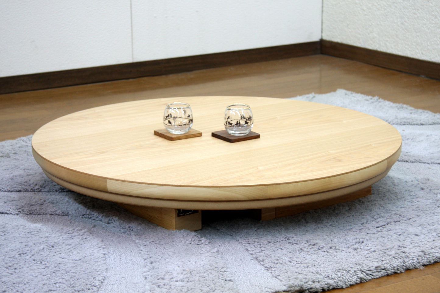 脚を折ってロータイプとしてご使用できます。(コタツ時は使用できません)