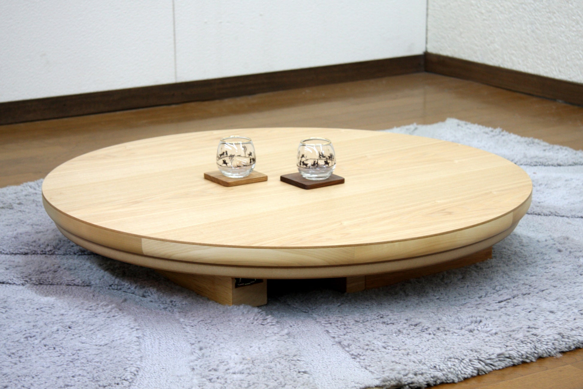 脚を折ってロータイプとしてご使用できます。(コタツ時は使用できません)