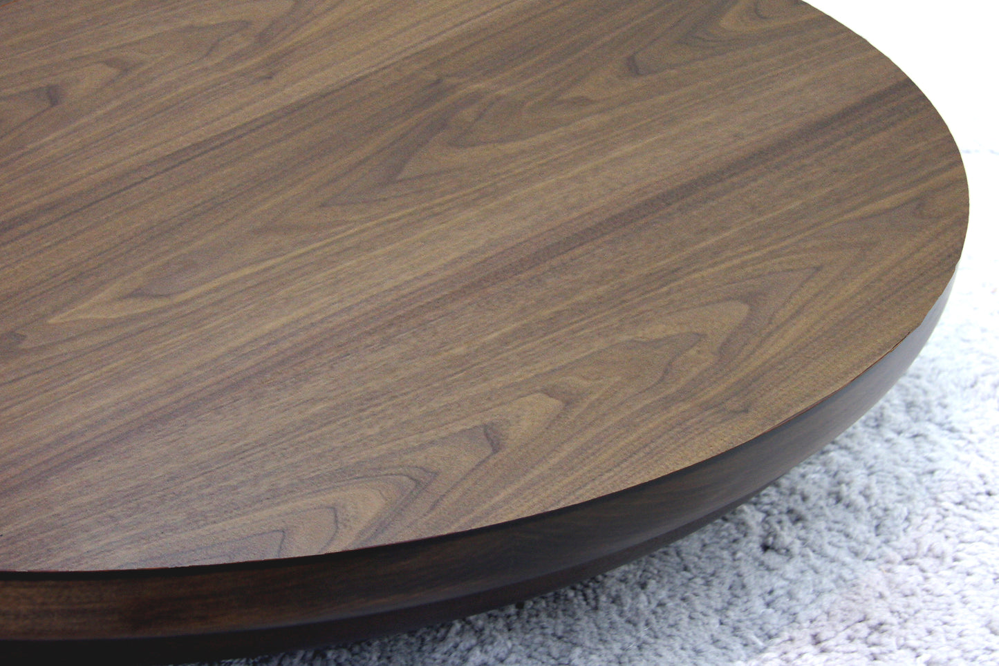 ウォールナットの美しい木目 *天然木に付木目は一品一品異なります。