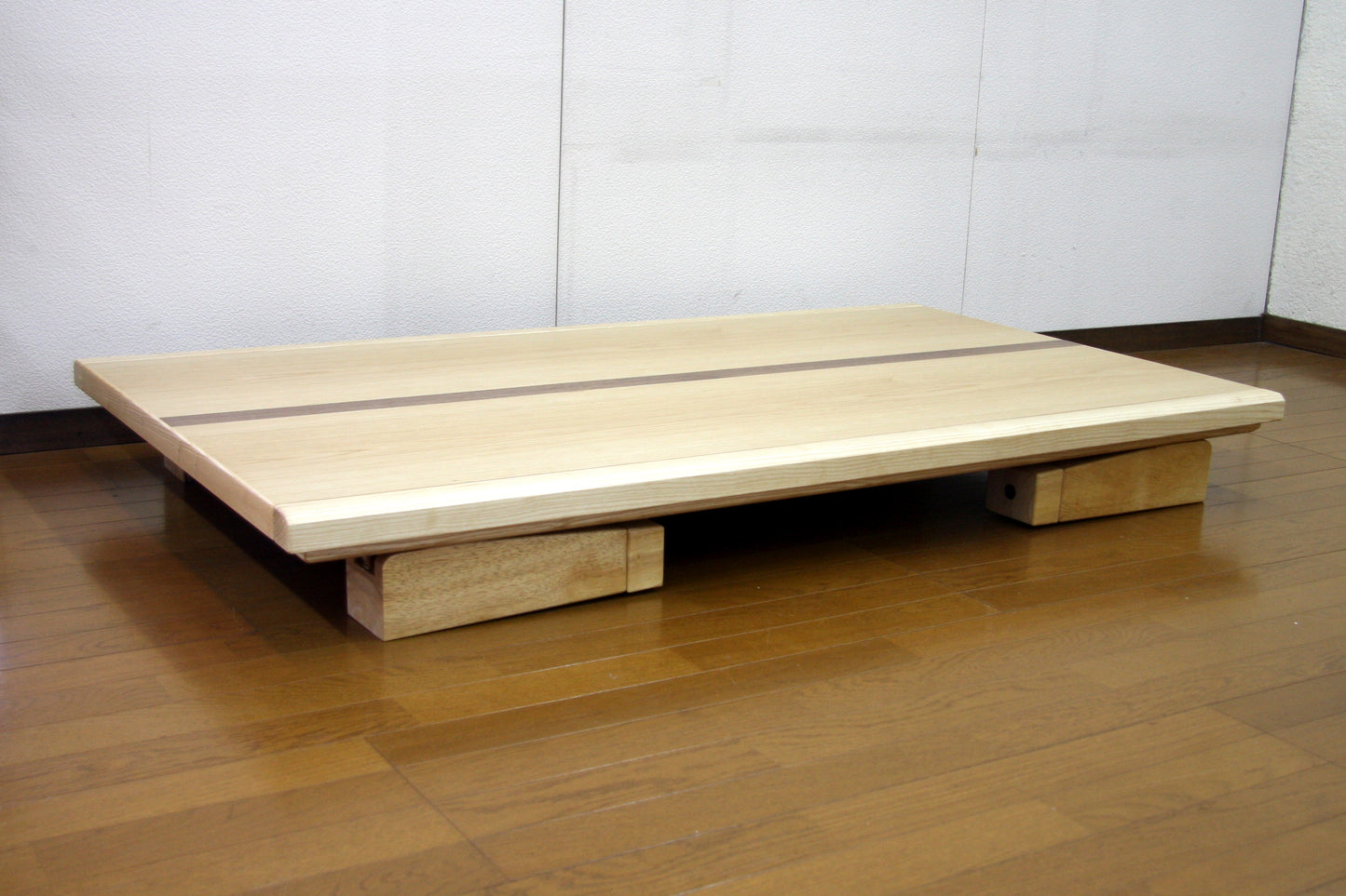 脚を折ってロータイプ(高さ約16cm)に使用できます。 *こたつ時はロータイプとしてはご使用できません。