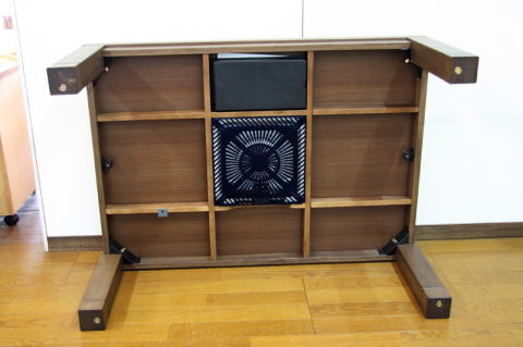 裏面の写真。便利なコード収納ボックス付き。