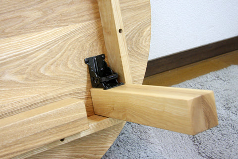 脚もこだわりのタモ無垢材です。丈夫な折れ脚金具を使用しています。