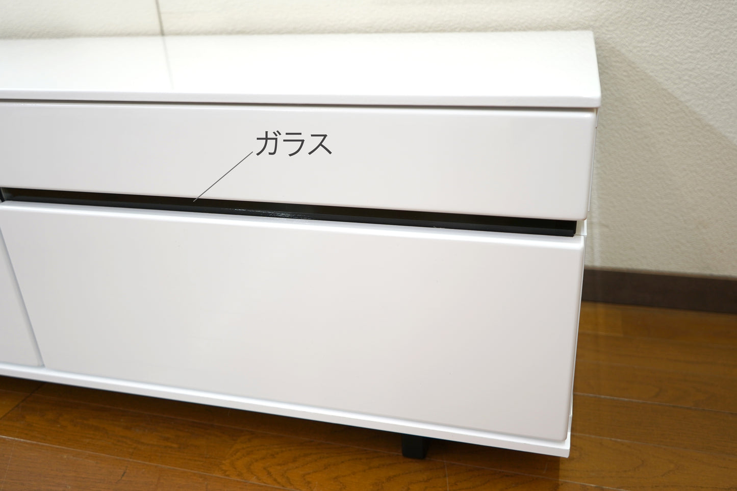 ガラスは5mm強化グレーペンガラスです。ガラス部分からリモコン操作が可能です。