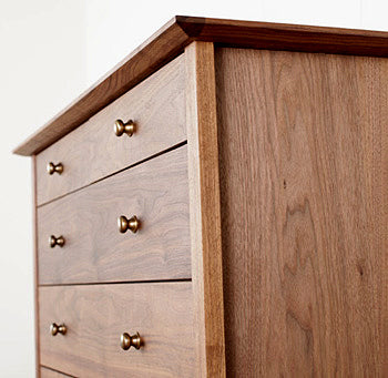 天板の角は、重厚感を持たせながらも天板の端を斜めにカットしシャープでシンプルモダンなテイスト