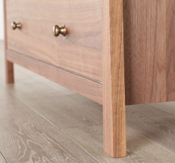 天板からつながるスマートな脚。脚下は9cmの高さがあります。