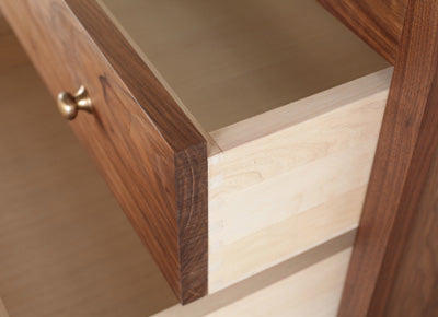 引出垣板は27mm厚の厚い桐材を贅沢に使用。伝統技法の蟻組みという工法で組み上げた強度のある造りです。