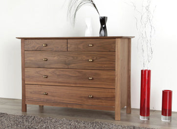 スタイリッシュなフォルムのソレイユチェスト。職人が手作りを基本に一品一品丁寧に作ります。 ウォールアットと真鍮のツマミが上質な存在感を作り上げています。ご要望に応じて、多少のサイズオーダー・材料変更にも対応出来ます。お問い合わせください。 写真は120-4段です。*日本製