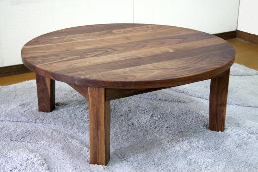 木目の美しい高級材ウォールナットをふんだんに使った丸テーブルです。