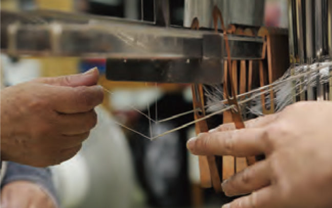 【伝統を継承する職人による絣技法】絣とは織物の技法の一つで、細かい刺子とランダムに染められた糸を織り上げ、模様を織り出す技術です。 一つ一つの工程に手間をかけて、職人の手によって織り上げられた生地の風合いが繊細な表情に仕上がっています。