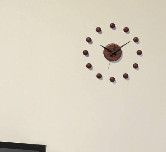 インテリア壁掛け時計 球にはピンが付いていて添付の型紙を目印に壁に直接取り付けます。自分の好みによって取り付け方も変える事も出来ます。