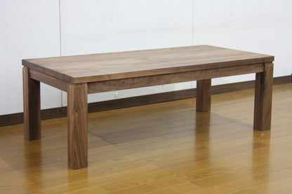 ウォールナット無垢板のシンプルセンターテーブル。
シンプルゆえに使いやすく、飽きが来ないデザインに仕上がっています。